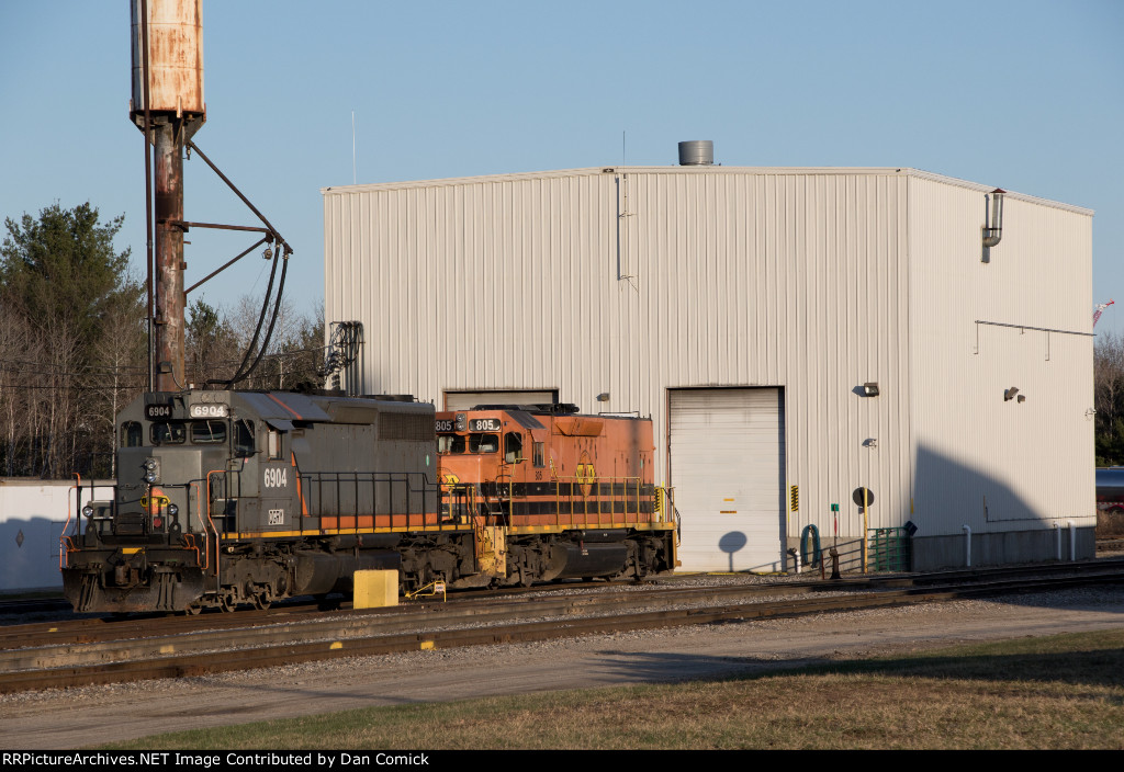 QGRY 6904 & SLR 805 at Lewiston Jct. 